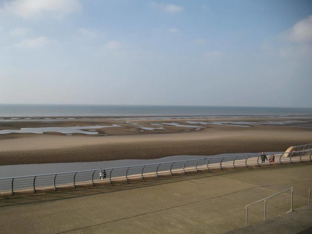 Deneside Guest House Blackpool Exterior photo